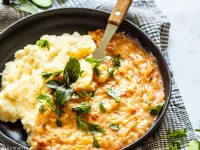 Fotografija recepta: Kumarična omaka s pire krompirjem