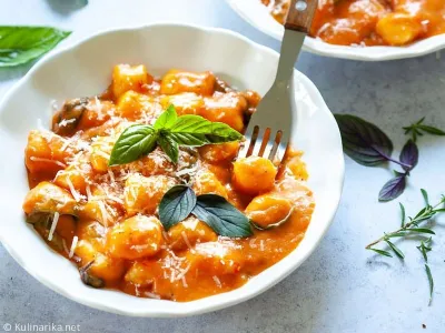 Njoki v kremasti omaki iz češnjevih paradižnikov