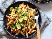 Fotografija recepta: Brezglutenske riževe testenine s tuno in zelenjavo