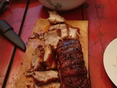 Svinjska rebra, s slanino in kožo narejeno v ekonom loncu in peceno v konvekcijski pečici