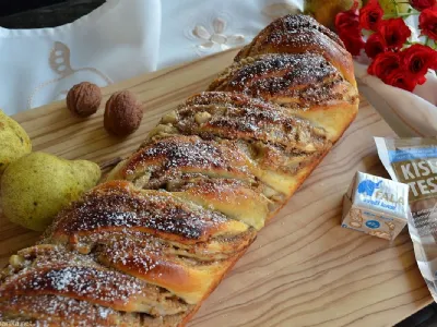 Prepleten orehov zavitek s hruškami