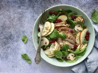Fotografija recepta: Mlada špinača s šampinjoni in jabolki