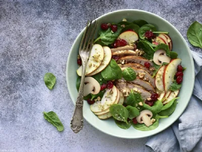 Mlada špinača s šampinjoni in jabolki