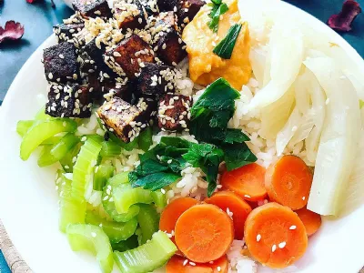 Zelenjavno riževa skleda s tofujem