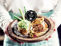 Fotografija recepta: Pečen krompir s tzatzikijem in tofujem po grško