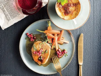 Puranje prsi v naravni omaki s krompirjevo zloženko