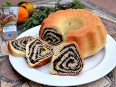 Makova potica s kandiranimi lupinicami mandarin