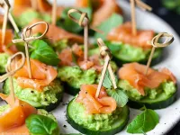 Fotografija recepta: Prigrizki s kumaro, avokadom in dimljenim lososom