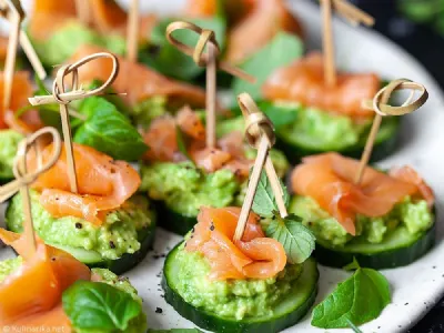 Prigrizki s kumaro, avokadom in dimljenim lososom