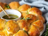 Fotografija recepta: Kruhov venec z masleno česnovo polivko