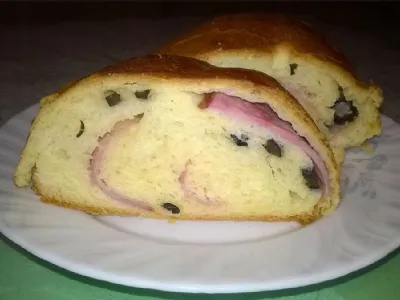 Venec s pršutom in olivami