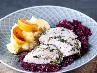 Fotografija recepta: Sočen piščančji file z rdečim zeljem in karameliziranimi jabolki