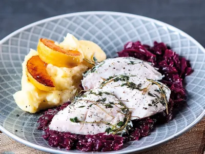 Sočen piščančji file z rdečim zeljem in karameliziranimi jabolki