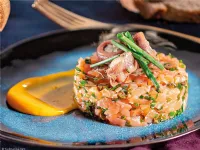 Fotografija recepta: Lososov tatarski biftek z omako rouille in francosko bageto