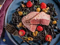 Fotografija recepta: Tunin steak s črnimi rezanci