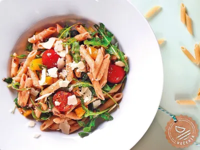 Vegetarijanska solata s pirinimi testeninami