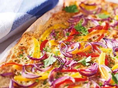 Alzaška pica z zeliščnim sirnim namazom in papriko