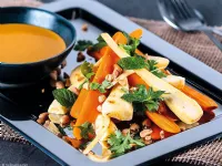 Fotografija recepta: Dimljeno korenje in pastinak s praženimi arašidi in karijevo pomako