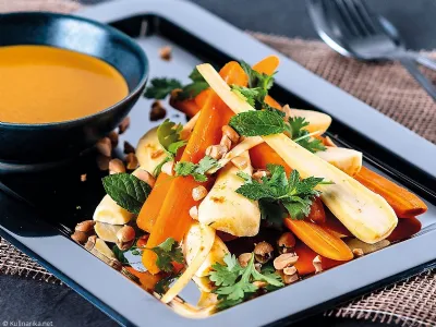 Dimljeno korenje in pastinak s praženimi arašidi in karijevo pomako