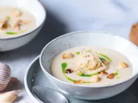 Fotografija recepta: Juha iz jabolk in zelene s česnovimi krušnimi kockami