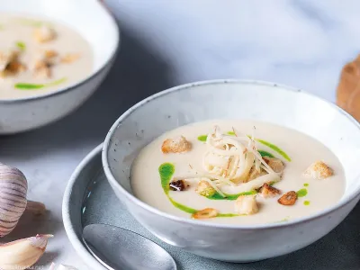 Juha iz jabolk in zelene s česnovimi krušnimi kockami