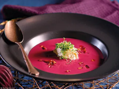 Juha iz rdečega zelja s hrustljavo slanino