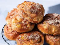 Fotografija recepta: Rahli jabolčni polžki s posipom iz cimeta in sladkorja