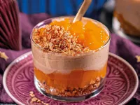 Fotografija recepta: Božična kremna sladica z breskvami in hrustljavimi kosmiči