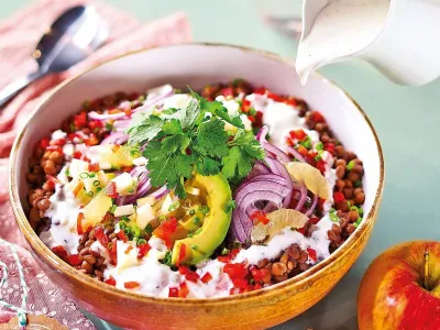 Osvežilna solata z lečo in zelišči