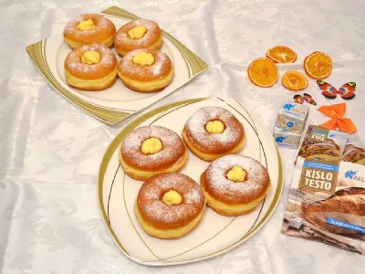 Beli ameriški krofi z vanilijevo kremo