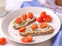 Fotografija recepta: Ajdov kruh s humusom in paradižnikom