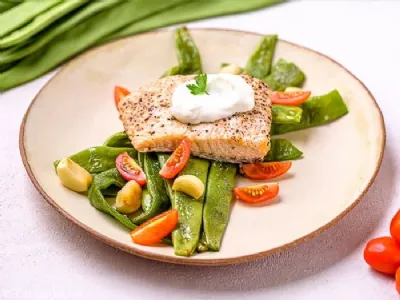 Pečen losos s stročjim fižolom, paradižnikom in česnom