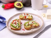 Fotografija recepta: Avokadovi kruhki s feta sirom in rdečo papriko