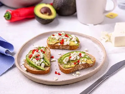 Avokadovi kruhki s feta sirom in rdečo papriko