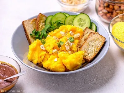 Hrustljav tofu s polento in indijskimi oreščki