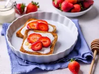 Fotografija recepta: Polnozrnat toast z jogurtom in jagodami