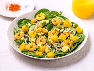 Tropska solata z garneli in avokadom