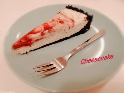 Cheesecake z belo čokolado, oreo keksi in jagodami