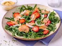 Fotografija recepta: Prekajen losos z rukolo in jagodami