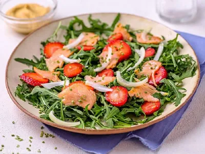 Prekajen losos z rukolo in jagodami