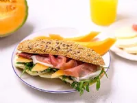 Fotografija recepta: Sendvič s pršutom in melono
