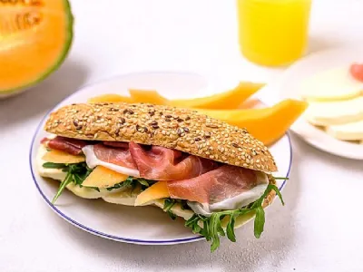 Sendvič s pršutom in melono