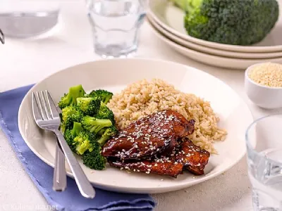 Sezamov piščanec z medom, rižem in brokolijem