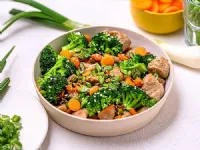 Fotografija recepta: Svinjski koščki z brokolijem, sezamom in mlado čebulo