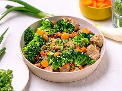 Svinjski koščki z brokolijem, sezamom in mlado čebulo