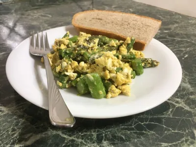 Šparglji z umešanimi jajci