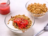 Fotografija recepta: Jogurt s sadjem in müsliji
