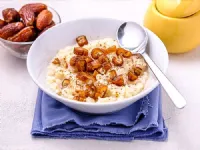 Fotografija recepta: Mlečni zdrob z datlji in kakavom