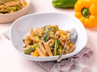 Polnozrnate testenine z zelenjavo po mediteransko