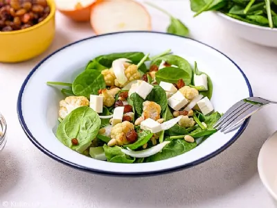 Špinačna in cvetačna solata s feta sirom